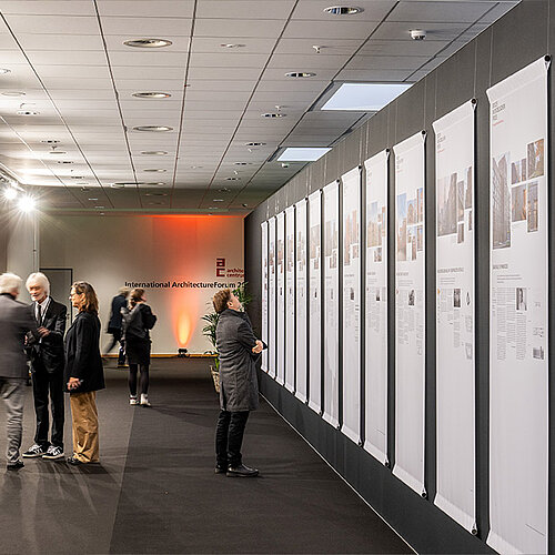 Teilnehmende betrachten die Ausstellung