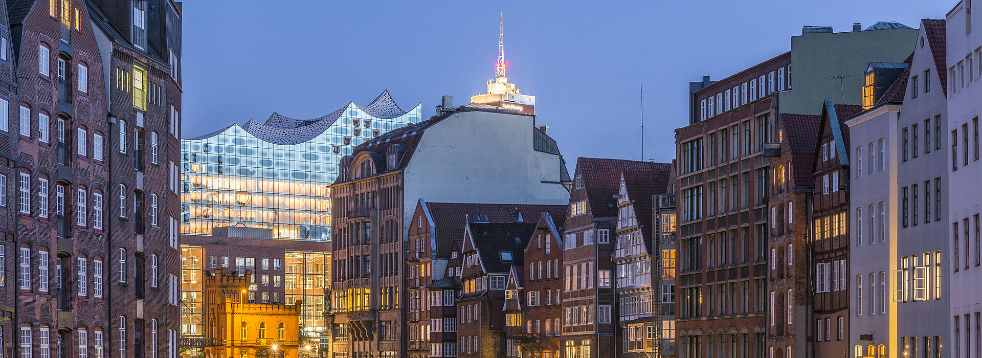 Hamburg Altstadt im Hintergrund die Elbphilaharmonie am Abend 