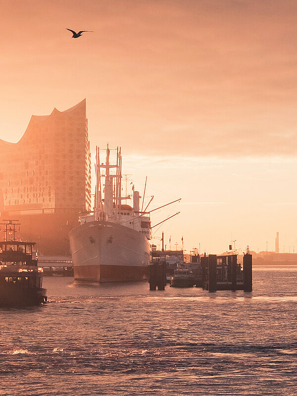 Anreise & Aufenthalt - Sonnenuntergang hinter der Elbphilharmonie