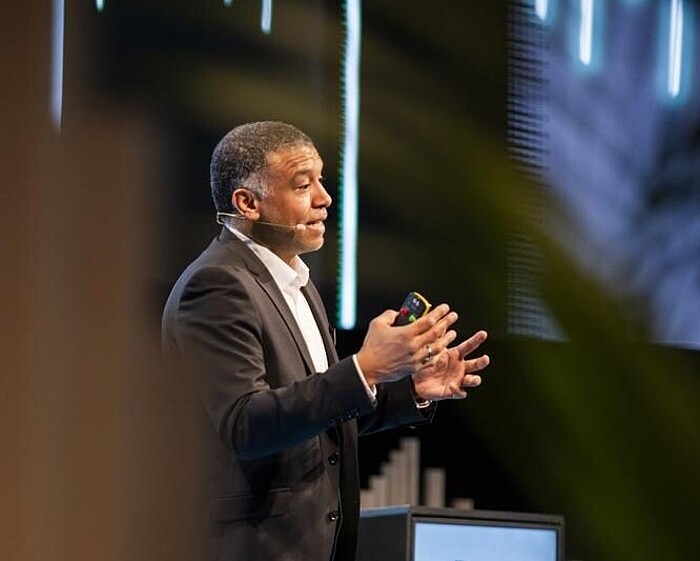 Aufnahme eines Speakers auf der Bühne. 