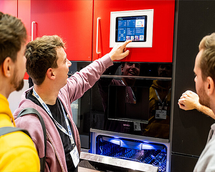 Besuchende probieren eine Schaltfläche aus