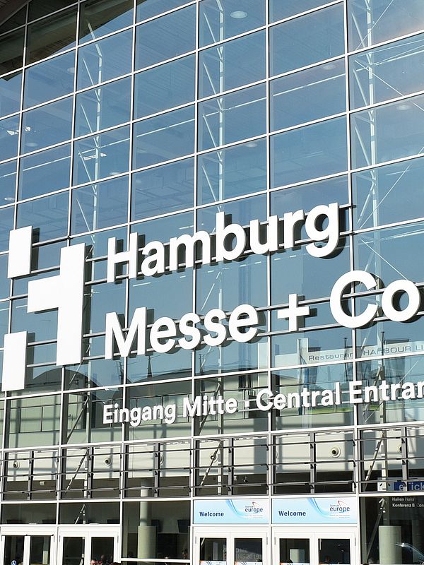 Blick auf Eingang Mitte Hamburg Messe und Congress GmbH
