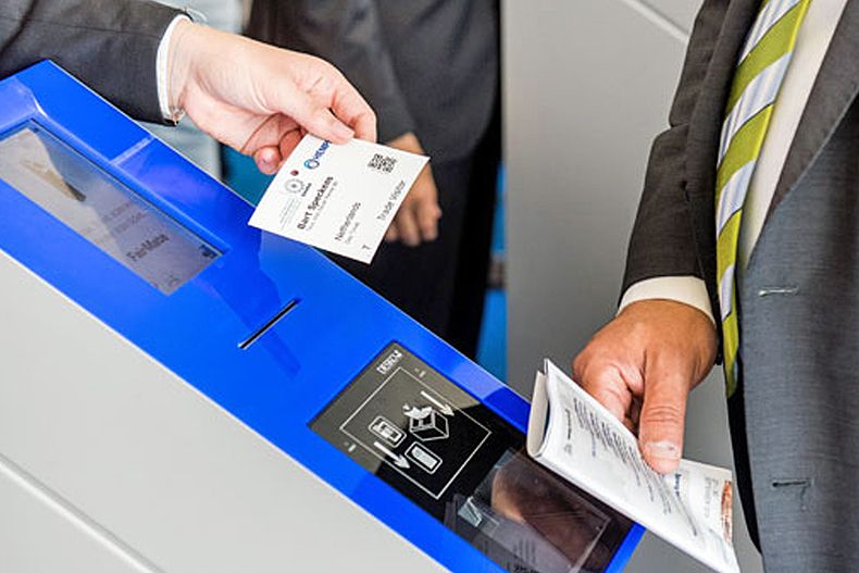 Zwei Hände mit Ticket am Ticket-Scanner
