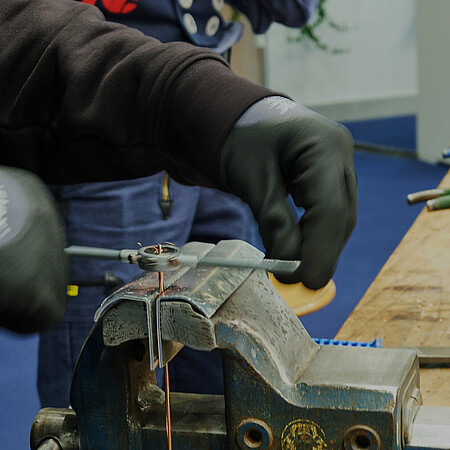 Eine Person arbeitet mit der Hebelklemme.